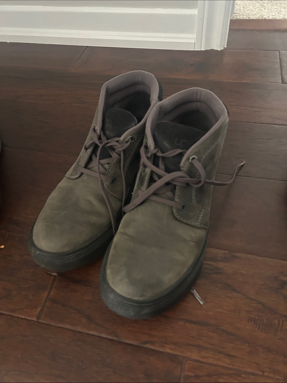 Men’s UGG Grey Leather/Suede Insulated Boots - Size 9 - Very Good Condition